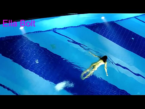 ❤️ मी पाहणे थांबवू शकत नाही, तरुण गोरा ELLA BOLT रिसॉर्ट पूलमध्ये नग्न पोहताना पकडला गेला लिंग  ❌❤